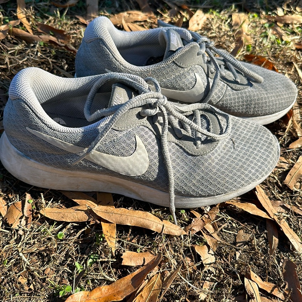Size 9 nike tennis shoes